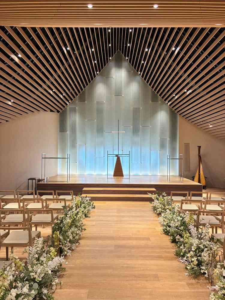ナチュラルな雰囲気ながらも、印象的な天井で、とても雰囲気のあるチャペルでした！