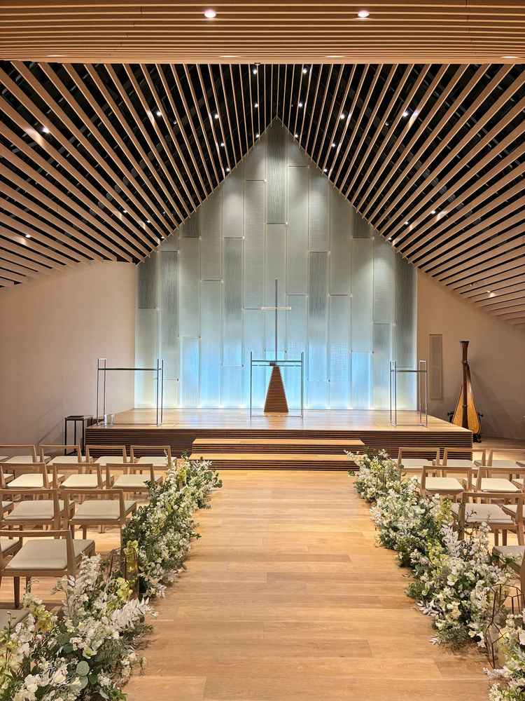 ナチュラルな雰囲気ながらも、印象的な天井で、とても雰囲気のあるチャペルでした！