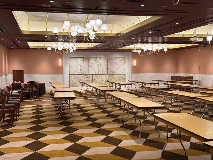 披露宴会場。見学当日は設営準備中とのことでしたが、開放感のある広々としたスペースが爽快でした。