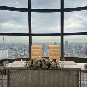高砂の後ろも全てガラス張りで、披露宴では東京の景色をバックに写真が撮れるのがとても魅力的でした。