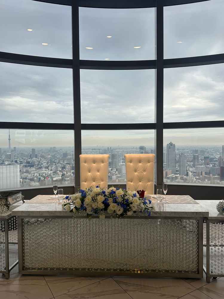 高砂の後ろも全てガラス張りで、披露宴では東京の景色をバックに写真が撮れるのがとても魅力的でした。