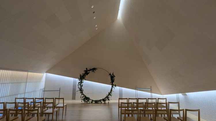 木と和を感じるナチュラルなチャペル