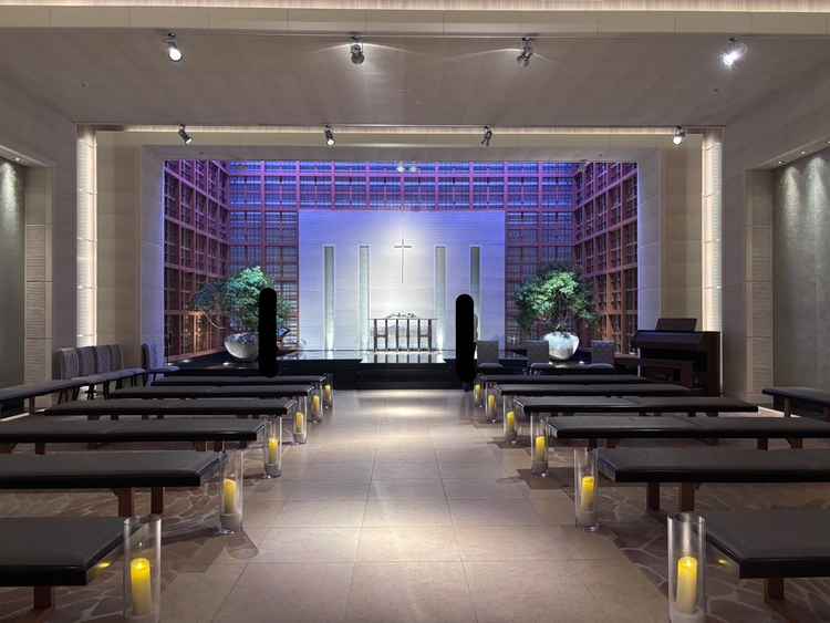 どこのホテルよりもチャペルが広く、バージンロードもゆったりしているのが印象的でした。