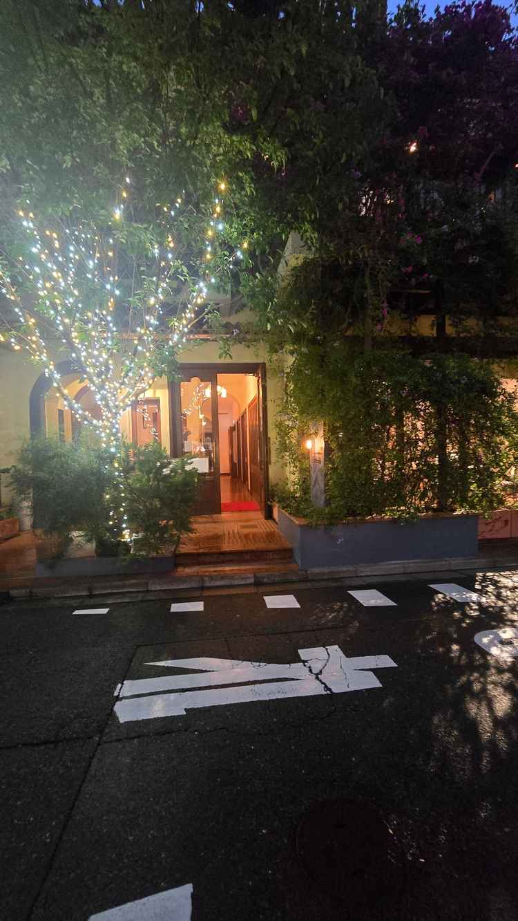 レストラン外観。緑に囲まれた温かみのあるお店の入口がとてもロマンチックでした。