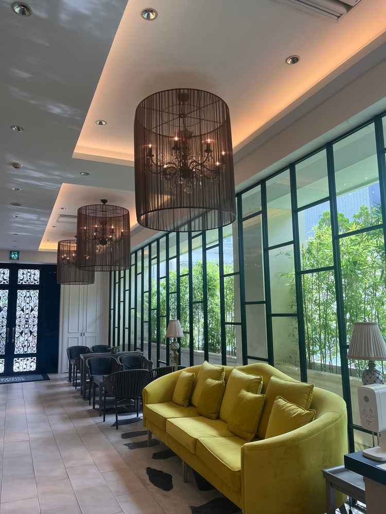 入り口からすぐ待合室になっていて、多くの人が参列しても問題ないと感じました。