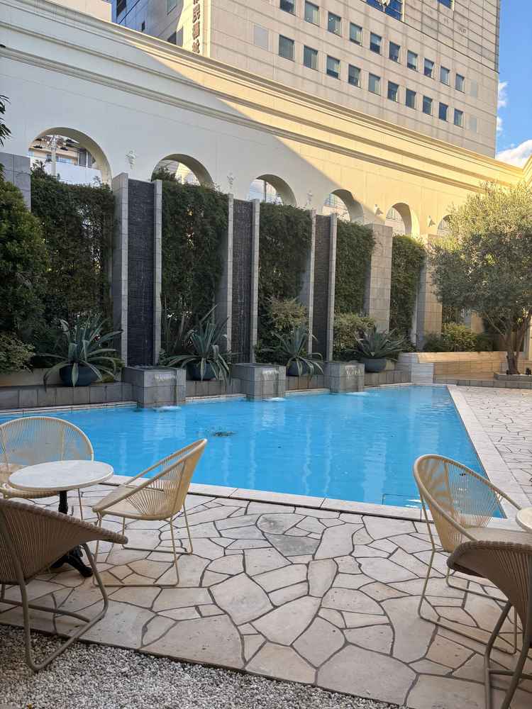 ガーデン(暖かい時期はこちらに座って待つのも気持ちいいだろうなと思いました)