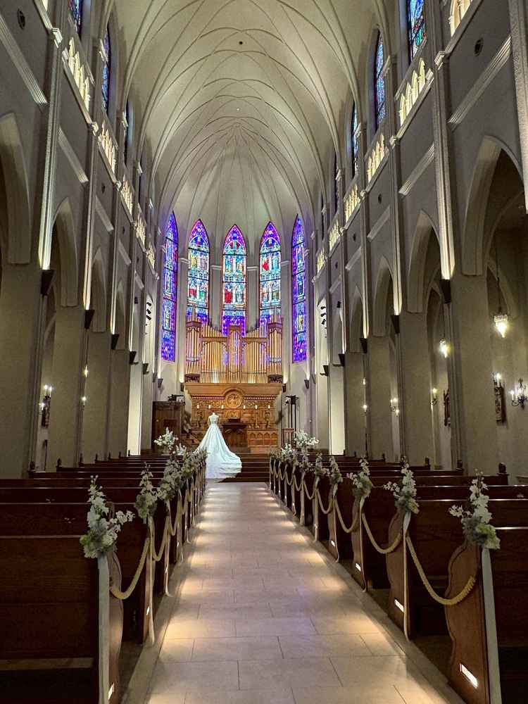 人前式の大聖堂で、ステンドグラスが非常に綺麗だった。