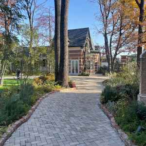 敷地は庭の手入れがされていて美しいです。建物の外観もヨーロッパのようです。