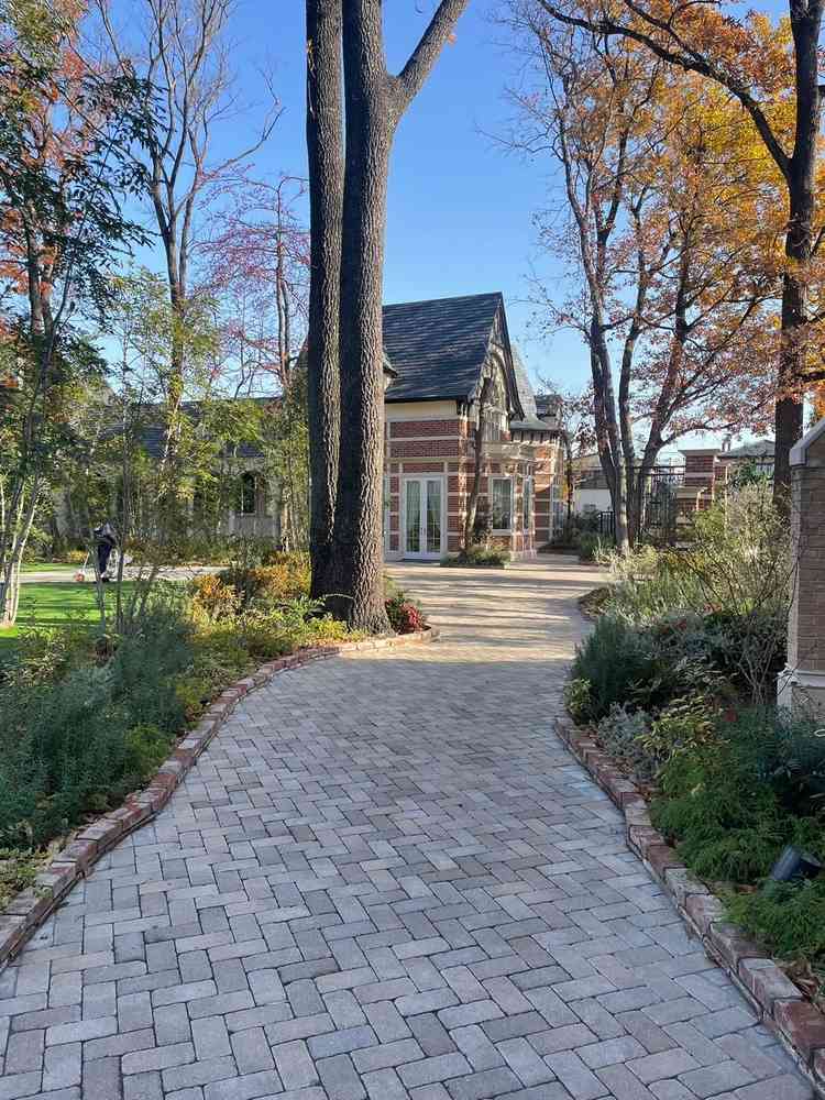 敷地は庭の手入れがされていて美しいです。建物の外観もヨーロッパのようです。