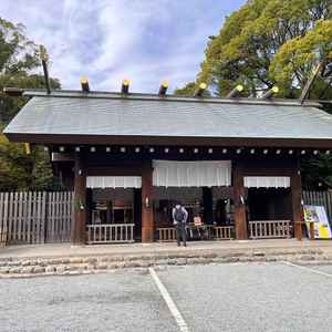 神前式を行う伊勢山皇大神宮の全体写真。バリアフリー対応もされていて厳かな雰囲気があります。