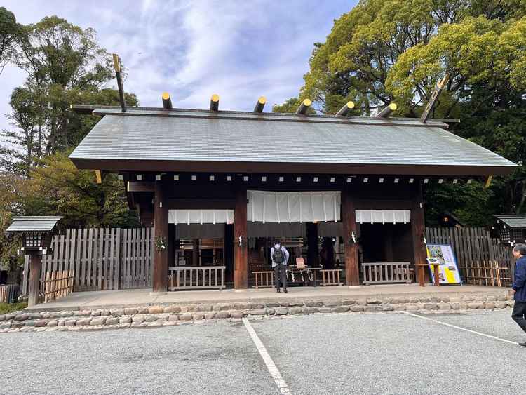 神前式を行う伊勢山皇大神宮の全体写真。バリアフリー対応もされていて厳かな雰囲気があります。