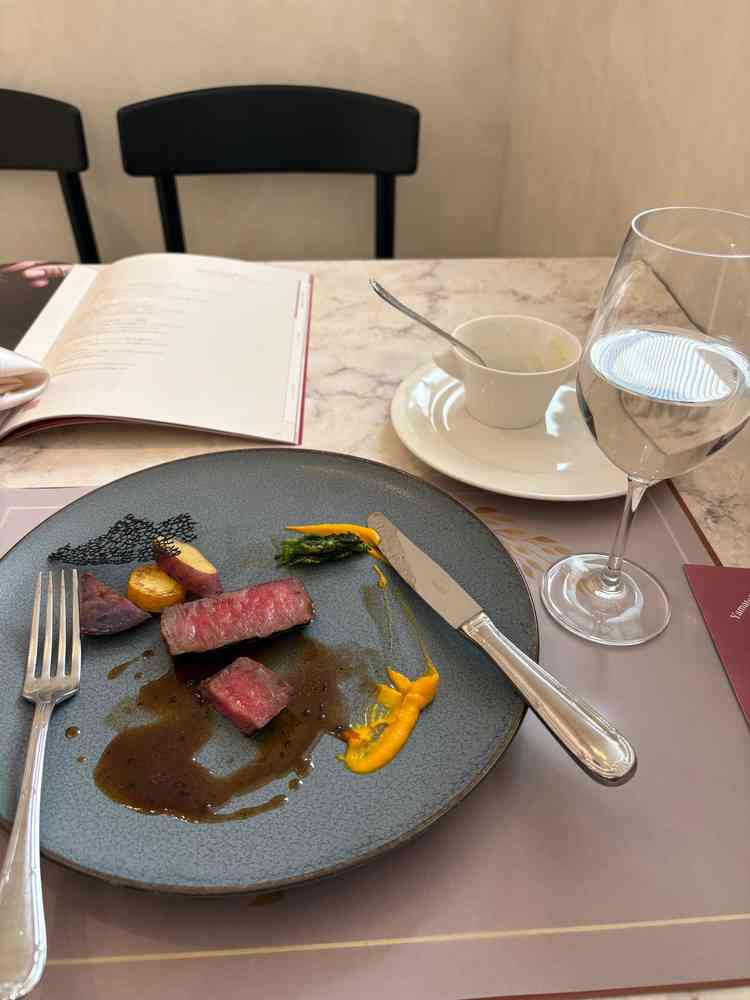 すいません、食べかけですが美味しい牛ステーキでした。