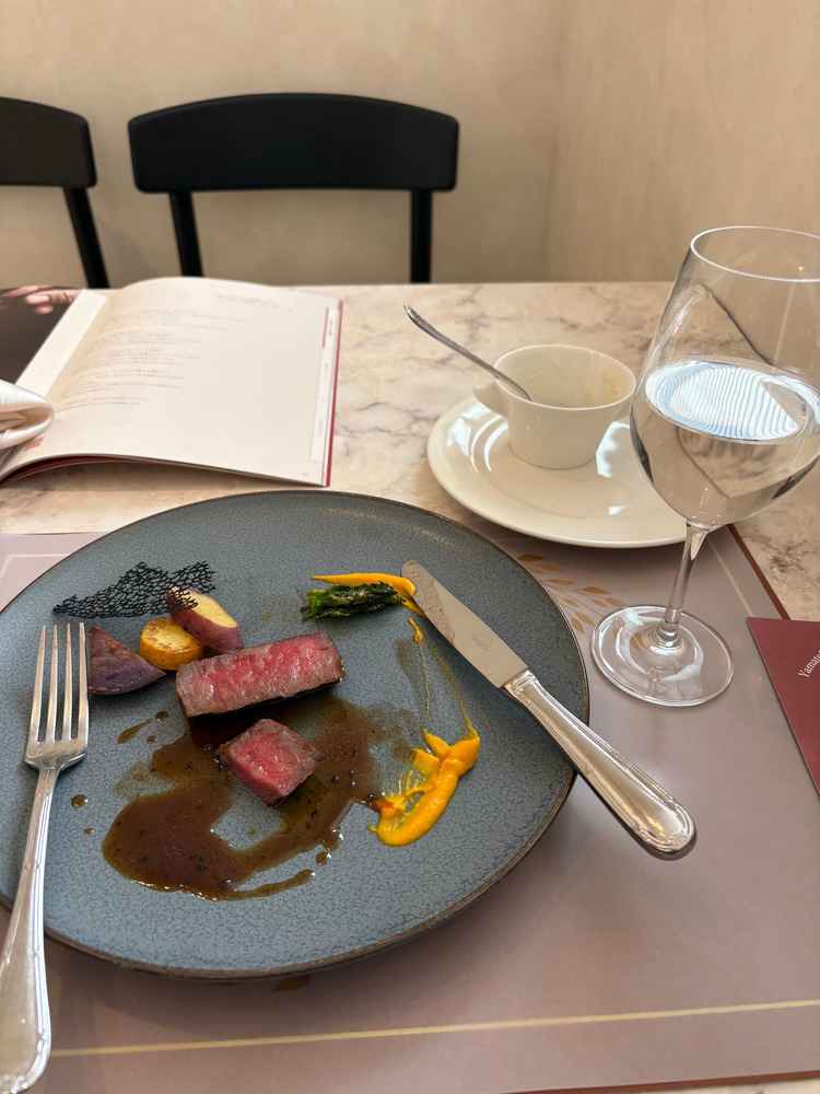 すいません、食べかけですが美味しい牛ステーキでした。