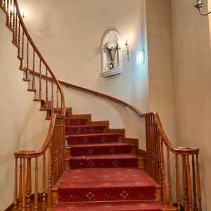 階段を降りたところで乾杯もできる。赤い絨毯がおしゃれで、階段を使った写真はドレスがよく映えていました