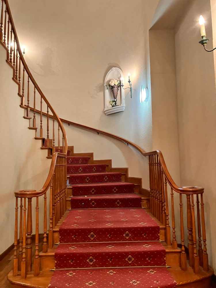 階段を降りたところで乾杯もできる。赤い絨毯がおしゃれで、階段を使った写真はドレスがよく映えていました