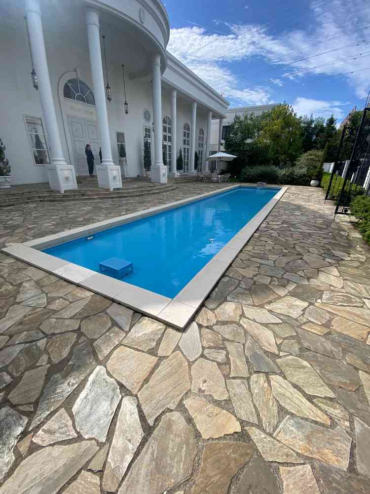 披露宴会場前のプール