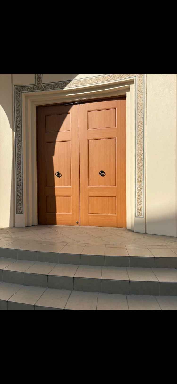 チャペルへの入り口の大きな扉になります。