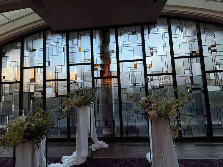 挙式会場。上の方がすりガラスなため、天候に影響されにくいそうです。
