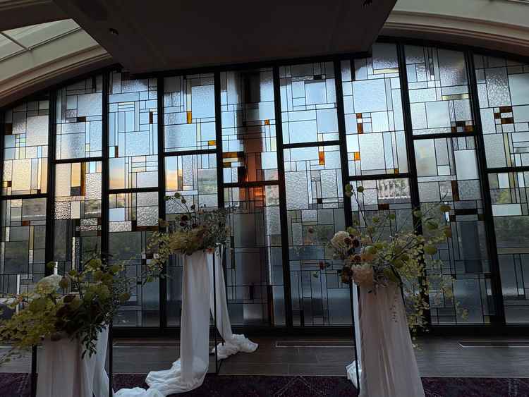 挙式会場。上の方がすりガラスなため、天候に影響されにくいそうです。