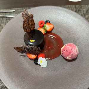 カシスのアイスがさっぱりと甘くて、チョコレートケーキも重た過ぎなくて食べやすかった。