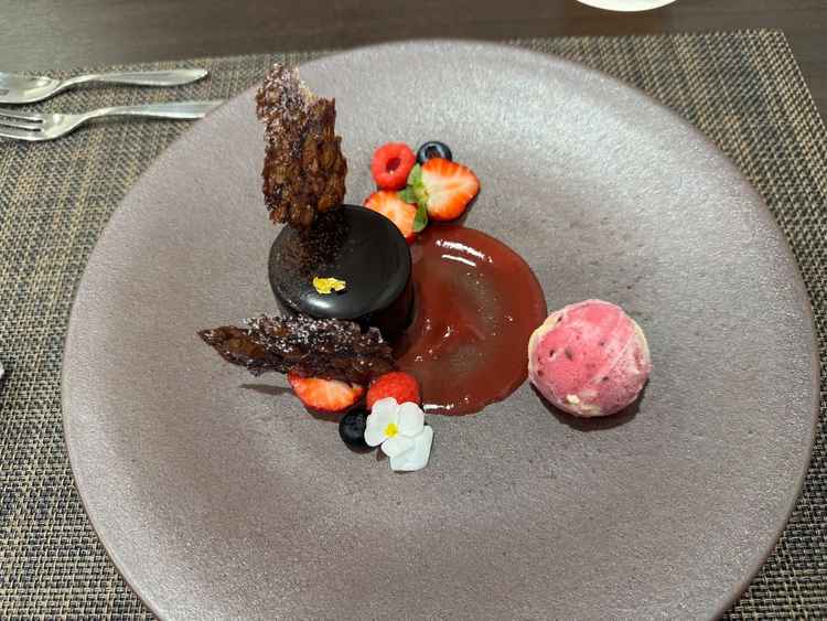 カシスのアイスがさっぱりと甘くて、チョコレートケーキも重た過ぎなくて食べやすかった。