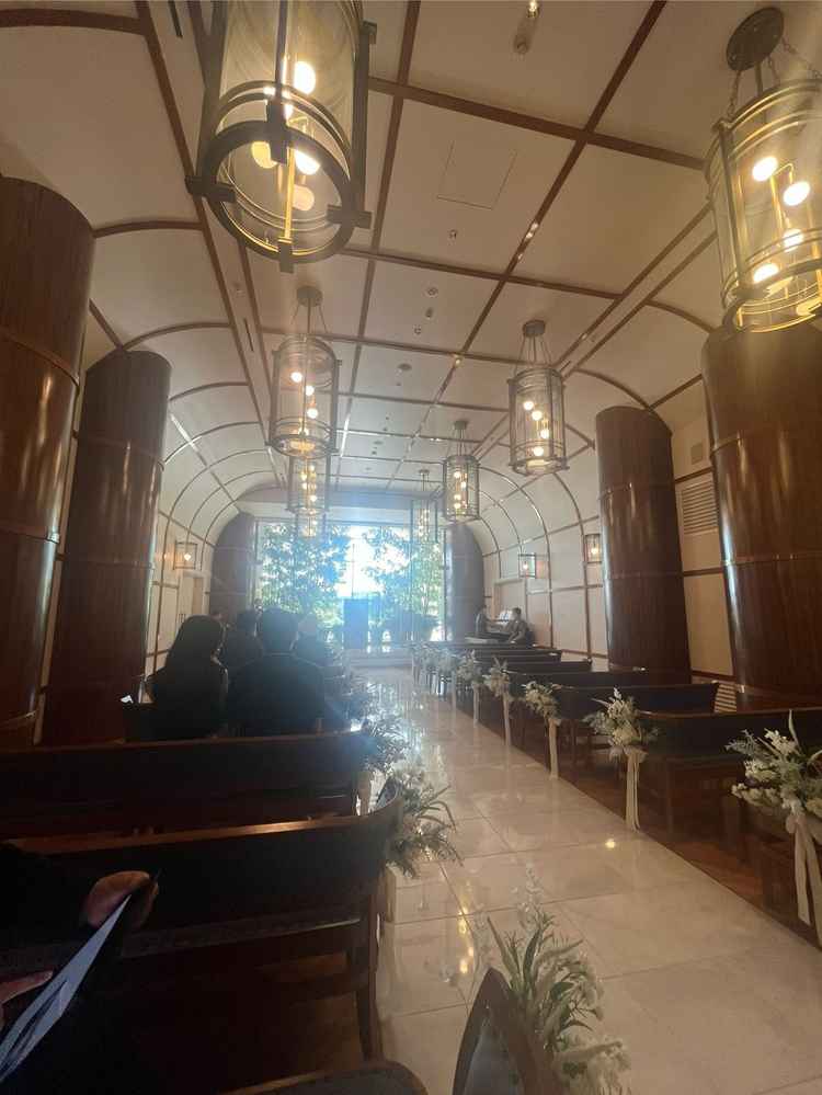 挙式会場は木の温かさがありつつ正面から自然の光が入ってとても神聖な雰囲気がある。聖歌隊の演奏も素敵。