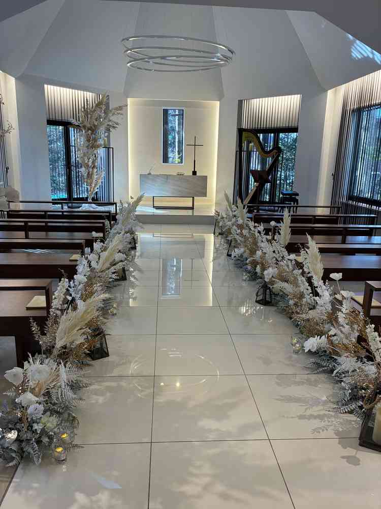 大きいハープのあるチャペル。ブラインドなので逆光対策ができる。