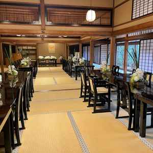 明治神宮の敷地内にある桃林荘という披露宴会場になる料亭です。隣に庭園があり、四季を感じられます。