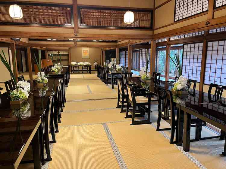 明治神宮の敷地内にある桃林荘という披露宴会場になる料亭です。隣に庭園があり、四季を感じられます。