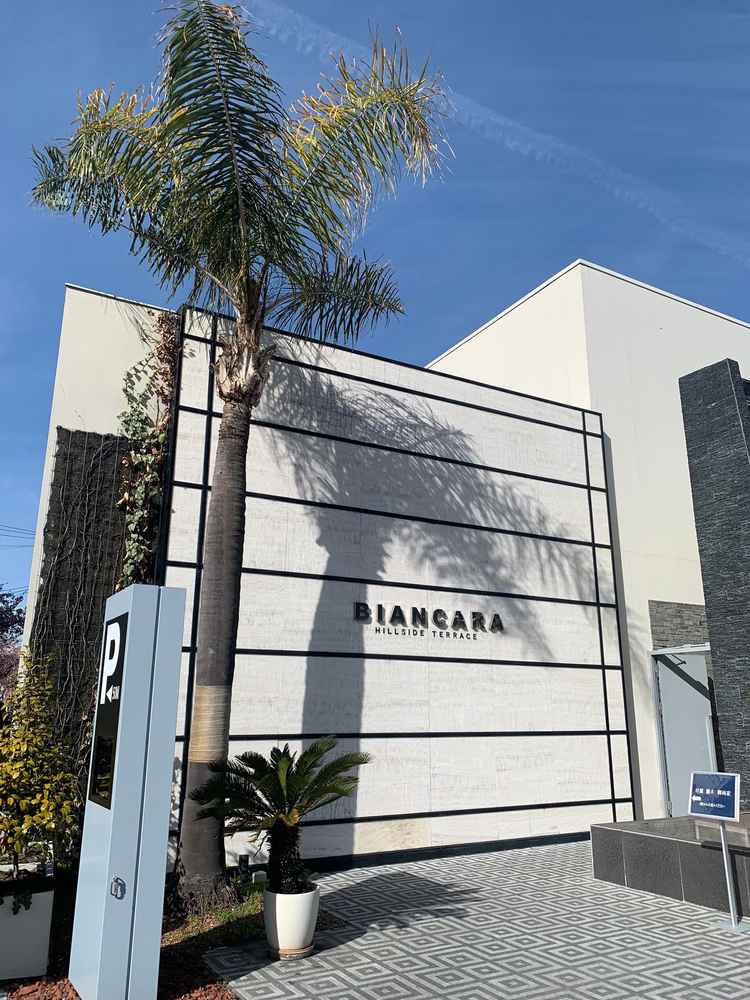 エントランスはモダンでスタイリッシュさが感じられた。