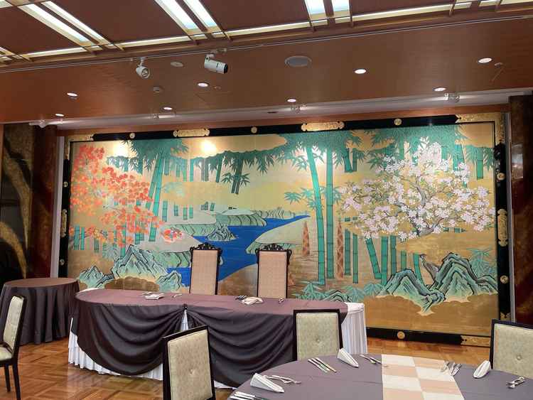 披露宴会場の雰囲気がすごく素敵でした。金色の屏風に描かれた若竹が印象的でした。
