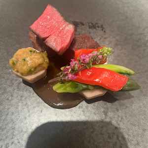 料理めっちゃ美味しくてぜひゲストの人にもたべてよろこんてまもらい自分達らしく結婚式やりたいと思いまし