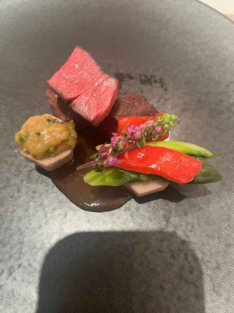 料理めっちゃ美味しくてぜひゲストの人にもたべてよろこんてまもらい自分達らしく結婚式やりたいと思いまし