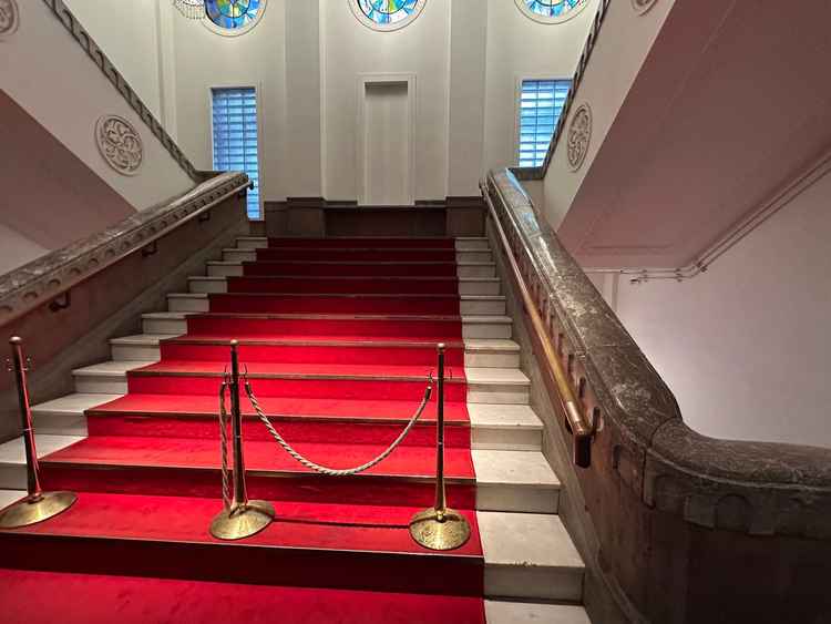 歴史的な建物で写真映えしそう階段があり、かっこいい雰囲気で写真も残せそうだなと思いました。