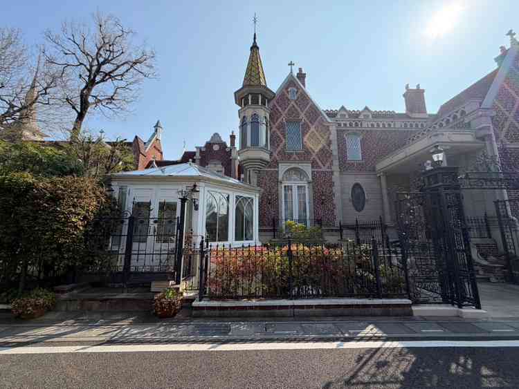 住宅街にあるが、敷地が広く春以降であれば一切外の世界は見えなさそう。