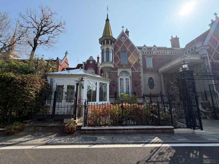 住宅街にあるが、敷地が広く春以降であれば一切外の世界は見えなさそう。