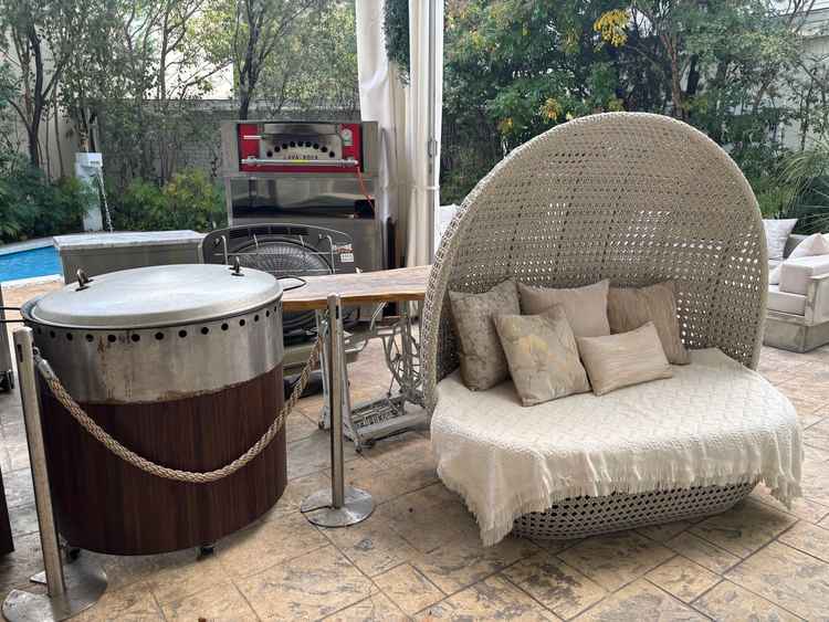 披露宴会場の隣のガーデンスペース。立食スタイルにしてゲストと一緒に話しながら距離が近い披露宴が可能