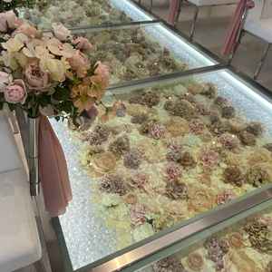 挙式会場のフロア。お花があり、歩くだけで祝福されている気分になると感じました。