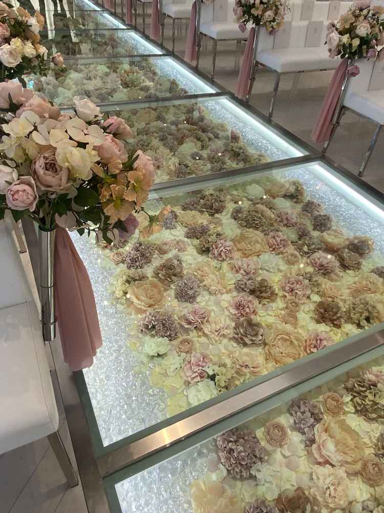 挙式会場のフロア。お花があり、歩くだけで祝福されている気分になると感じました。