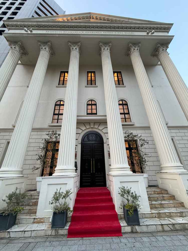 歴史を感じる結婚式場の建物の外観写真