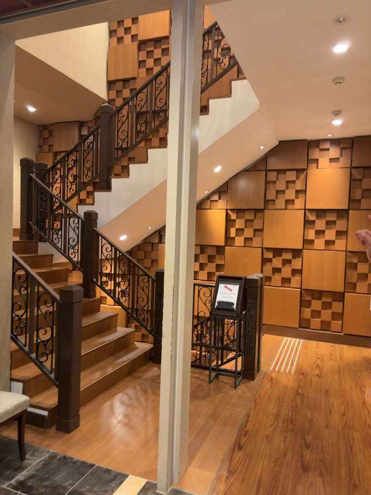 チャペルは2階で、エレベーターか素敵な階段で移動できます。特に階段は前撮りしたいほど魅力的でした。