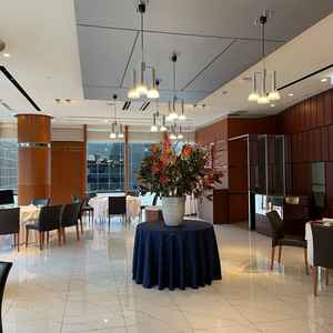 普段はレストランの場所を、挙式当日はチャペルにするとのことでした。大理石の床が素敵でした。