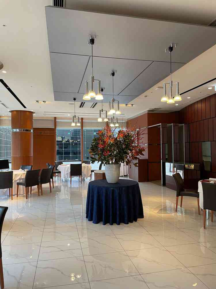 普段はレストランの場所を、挙式当日はチャペルにするとのことでした。大理石の床が素敵でした。