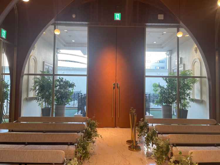 挙式会場の入り口です。木の落ち着いた感じが素敵でした。2枚扉のドアがスライド式でした。