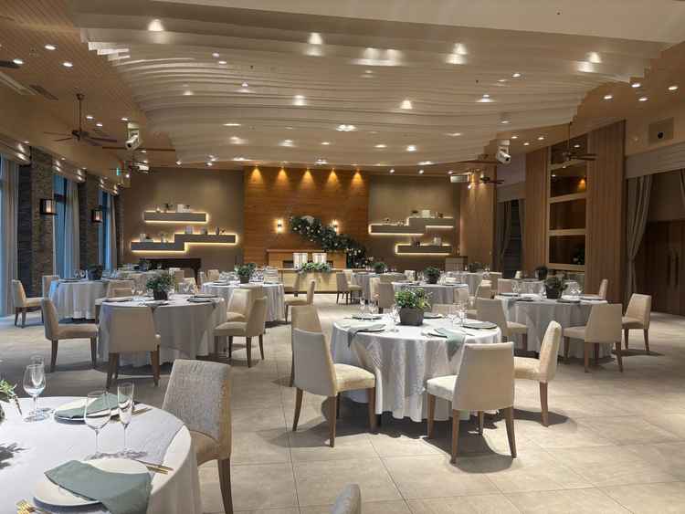 披露宴会場。テラスという会場で、木目調の雰囲気が素敵でした。