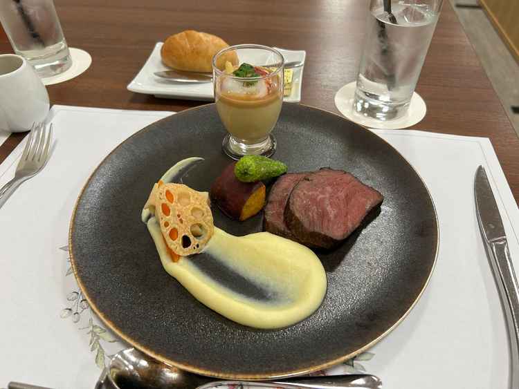 試食会のメイン料理。お肉に横のポテトがあっていてとても美味しかった。