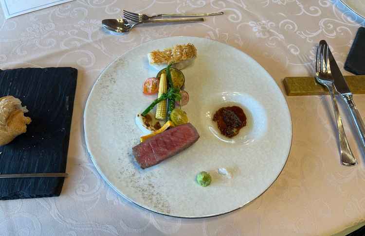 料理の自由度が高く、シェフとしっかり打ち合わせでき、式後には私達も料理を楽しむ事ができる。