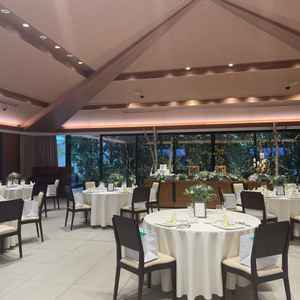 披露宴会場。挙式場とは雰囲気が変わって素敵