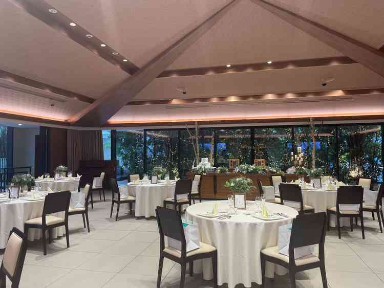 披露宴会場。挙式場とは雰囲気が変わって素敵