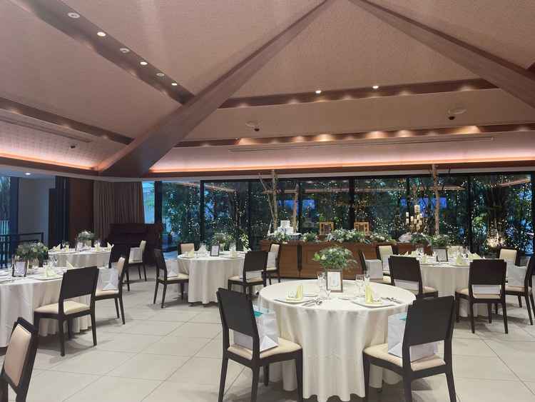 披露宴会場。挙式場とは雰囲気が変わって素敵